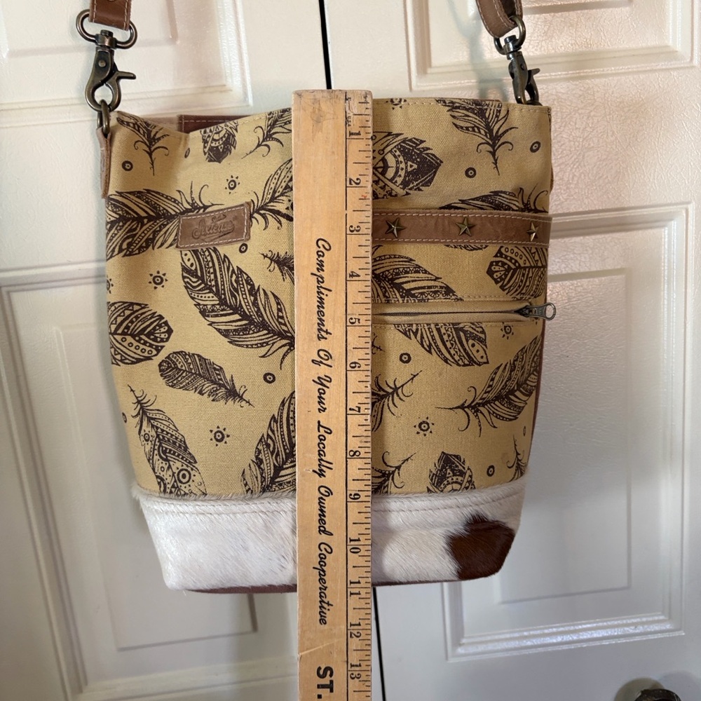 Sixtease Faux Cowhide Canvas Cowgirl Chic Purse Feathers Western Adj. Strap - Picture 2 of 12